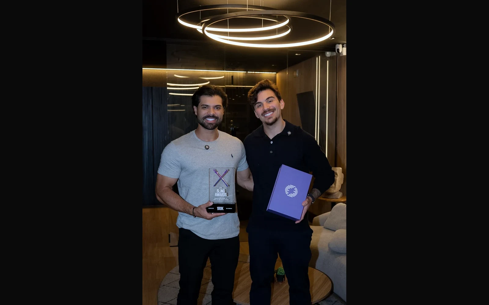 Creator celebrando o marco Sling Awards 100K com a Ephra